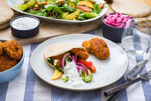 Falafel med pitabrød, hurtigsyltet rødløk og tzatziki