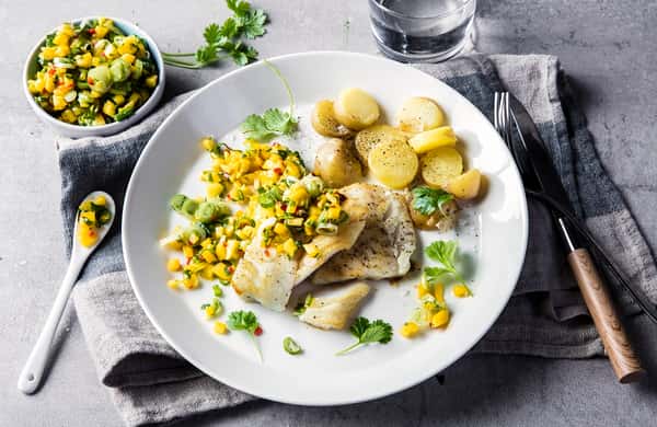 Pannestekt lyr med kokte poteter og mangosalsa