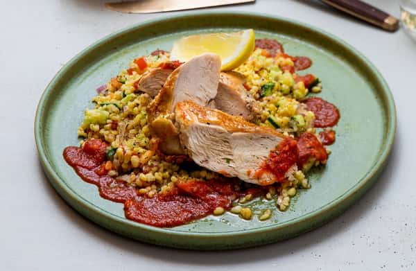 Kyllingbryst med bulgursalat og ajvar