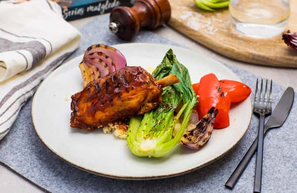 Grillet og mør svineknoke med BBQ-saus, bulgur og grønnsaker