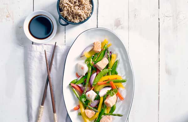 Fiskewok med laks og steinbit