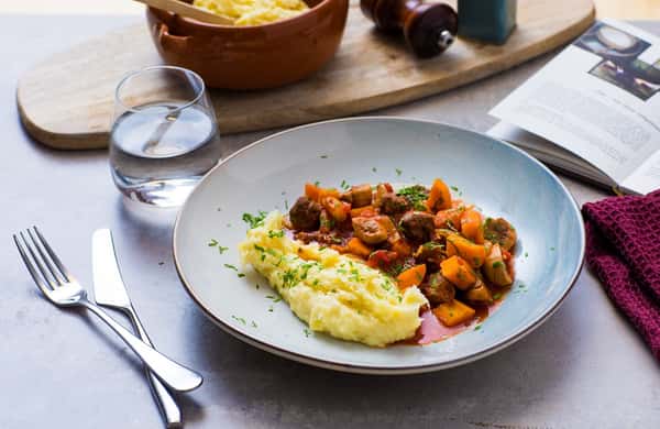 Gresk stifado med storfekjøtt, potetmos og persille