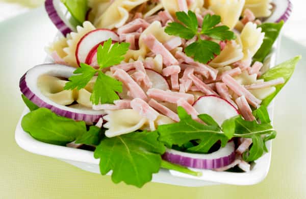 Skinke og pastasalat med sennepsdressing