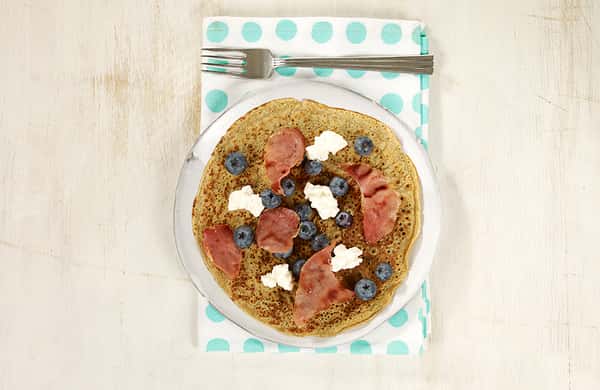 Pannekake med blåbær, cottage cheese og spekeskinke