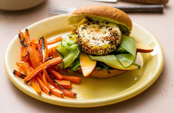 Vegetarburger med krydderstekt middagsost, ramsløkaioli og honningbakte gulrøtter