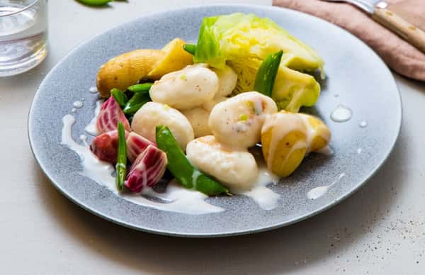 Stekte fiskeboller med kokte poteter, sukkererter og fiskesaus med sitron