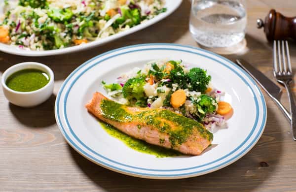 Pannestekt laks med quinoasalat og chimichurri
