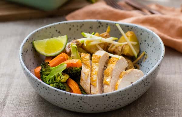 Kyllingbryst med ovnsbakt brokkoli og potetsalat med tahinidressing