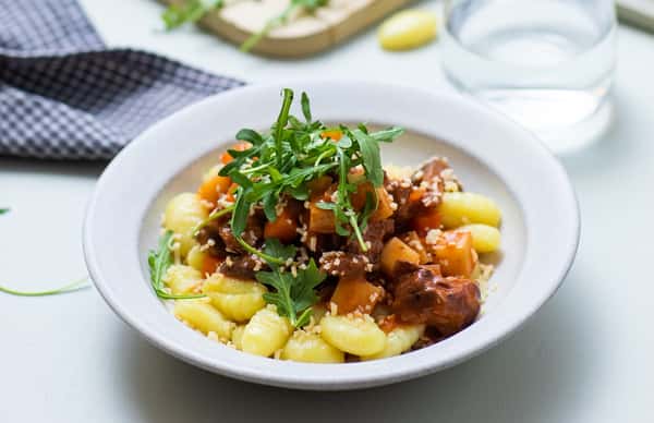 Gnocchi med tomatistert ragu av storfeknoke, sellerirot og sjampinjong