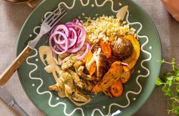 Krydderstekt kylling med spicy ovnsbakte grønnsaker, fullkornsbulgur og steinsoppdressing