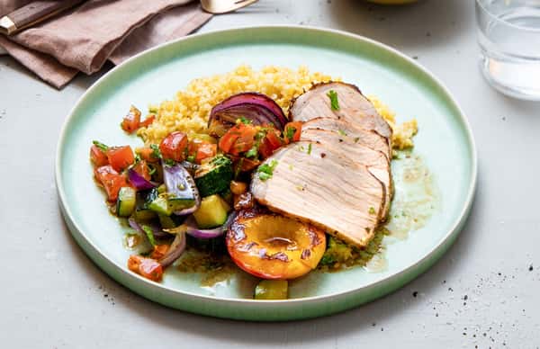 Hvitløksmarinert svinebiff med pannestekt squash, fullkornsbulgur og tomat- og balsamicovinaigrette
