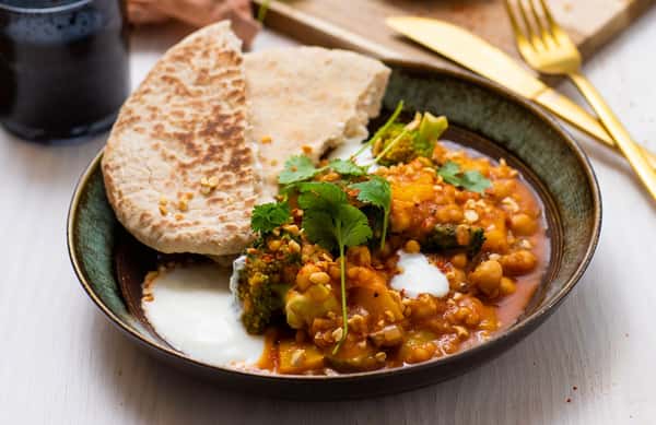 Vegetarisk mangocurry med fullkornsbrød, yoghurt og peanøtter