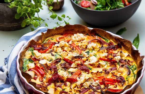 Tortillapai med filetbacon, cherrytomater, fetaost og lett urtedressing