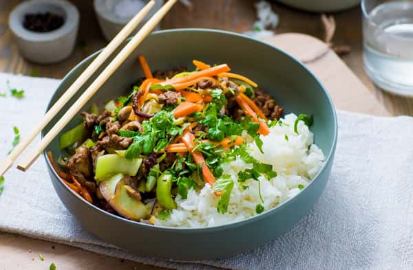 Thailandsk biffwok med kokosmelk, sitrongress og fullkornsris