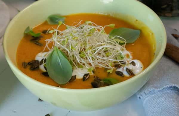 Gresskarsuppe med chili, ristede kjerner og spirer