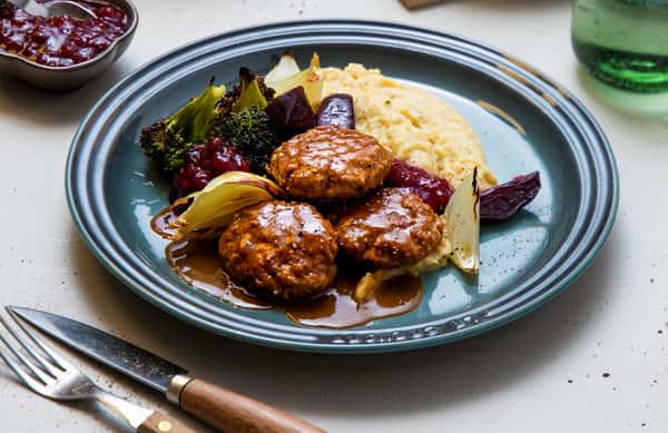 Kyllingkaker i brun saus med rustikk potetmos, brokkoli og rørte tyttebær