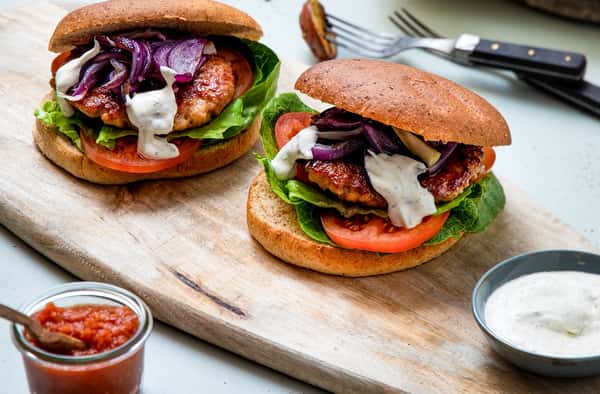 Roedeburger med biffkarbonader, hjertesalat, ovnsbakte potetskiver og lett urtedressing