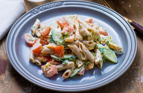 Pastasalat med kylling og estragon -og persilledressing