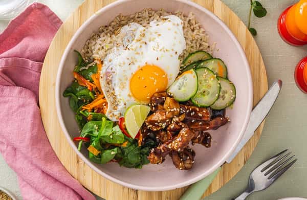 Bibimbap med hoisinstekt svinekjøtt, lettsyltet agurk, speilegg og fullkornsris