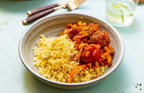 Kjøttbollegryte med krydret tomatsaus og fullkornscouscous
