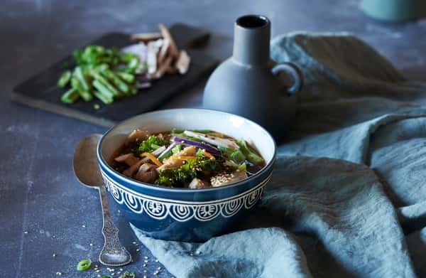 Asiatisk grønnsakssuppe med kylling