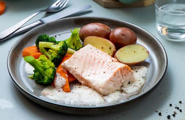 Ovnsbakt laks med kremet fiskesaus og brokkoli
