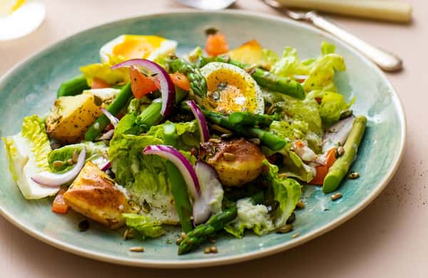 Salat med asparges, sprøstekte krydderpoteter, smilende egg og aiolidressing