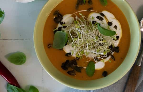 Gulrot- og søtpotetsuppe med Q Drømmelett og ristede kjerner og alfalfaspirer