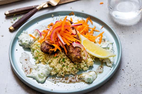 Tyrkisk kebab med sitroncouscous og agurkdressing
