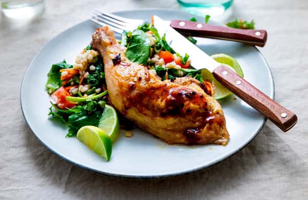Hvitløksbakte kyllinglår med thaisalat med byggkorn, hoisin og lime