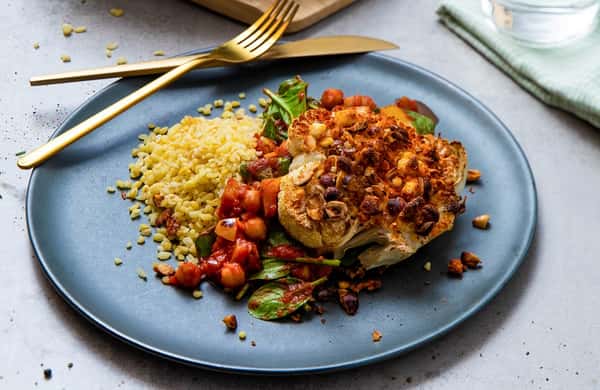 Fetabakt blomkål med pinjekjerner, couscous og kikerter i tomatsaus