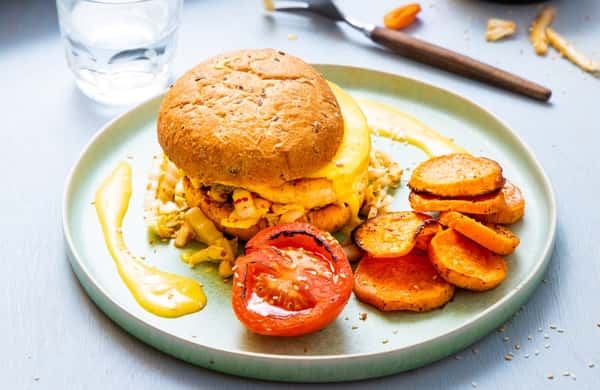 Fiskeburgere med rask kimchi og curry- og mangodressing