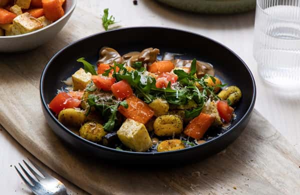 Sprøstekt gnocchi med ovnsbakte rotgrønnsaker og steinsoppsaus