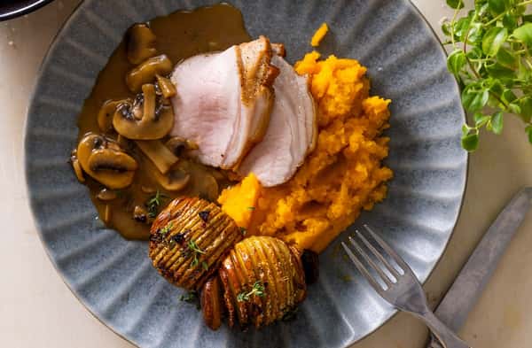 Filetstykke av svin med hasselbackpoteter, rotmos og steinsoppsaus