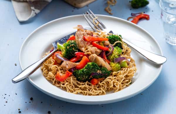 Kyllingwok med kokosmelk, brokkoli og fullkornsnudler