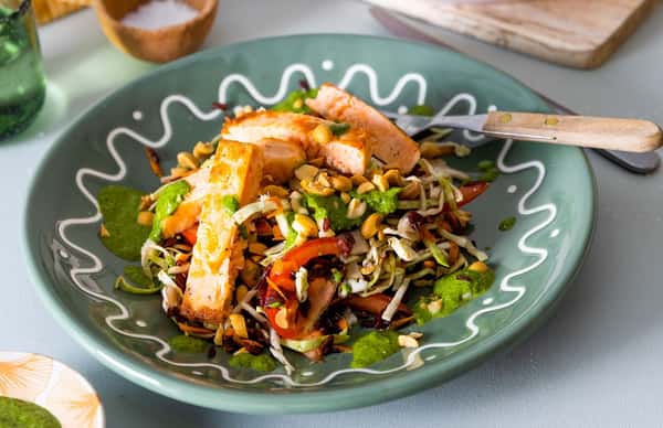 Thailandsk svartrissalat med pannestekt lakseburger og grønn ingefær- og limedressing